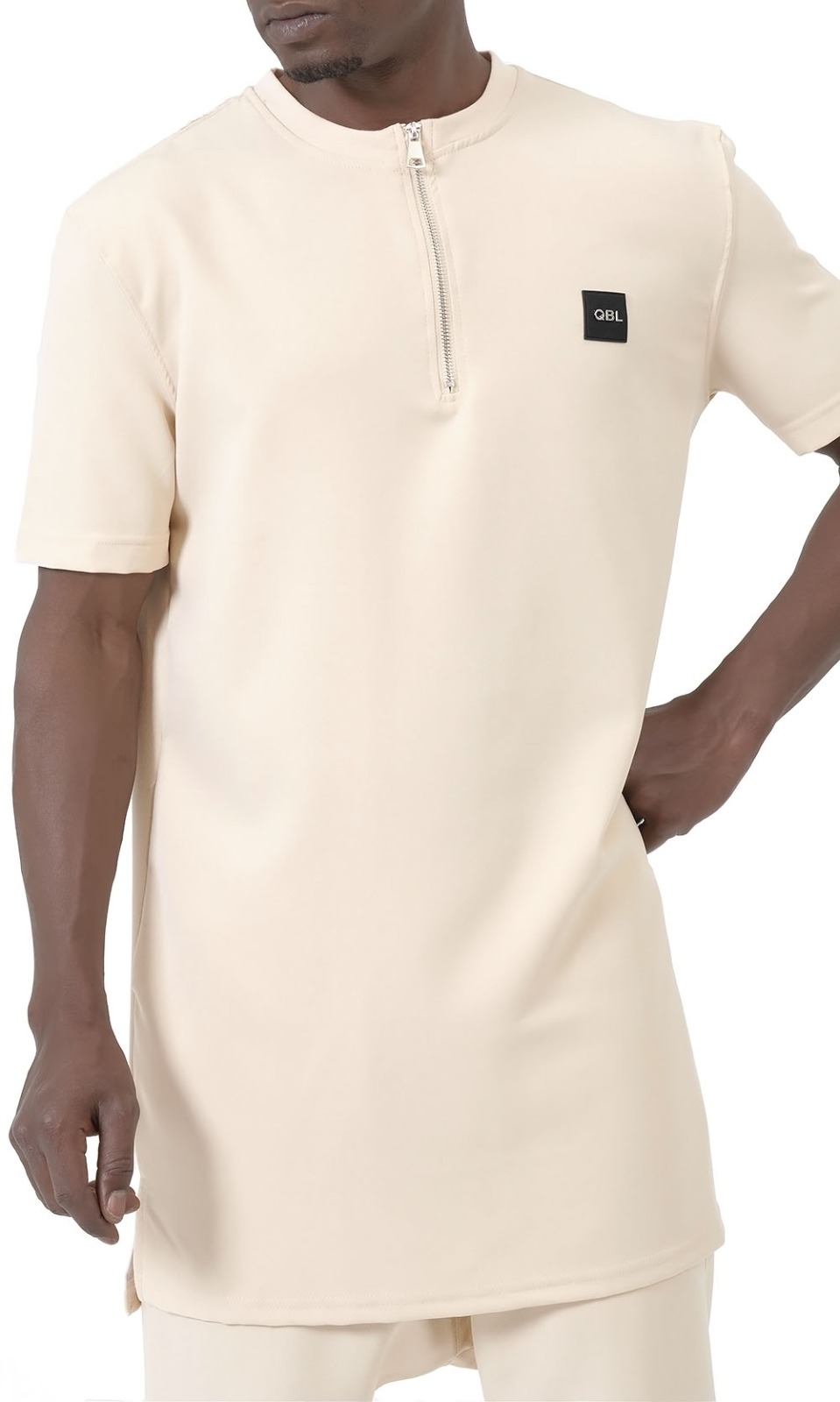 Ensemble Qamis Court Silent beige Qabail — porté tenue sable chaud intemporel homme