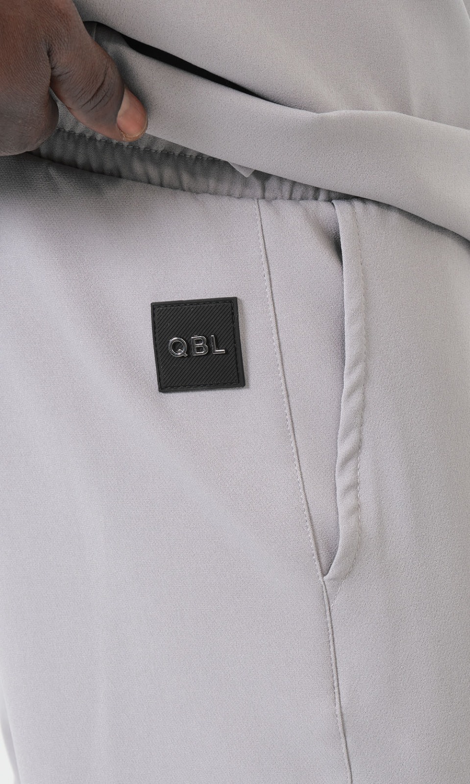 Ensemble Qamis Court Silent gris Qabail — vue lifestyle look neutre moderne quotidien