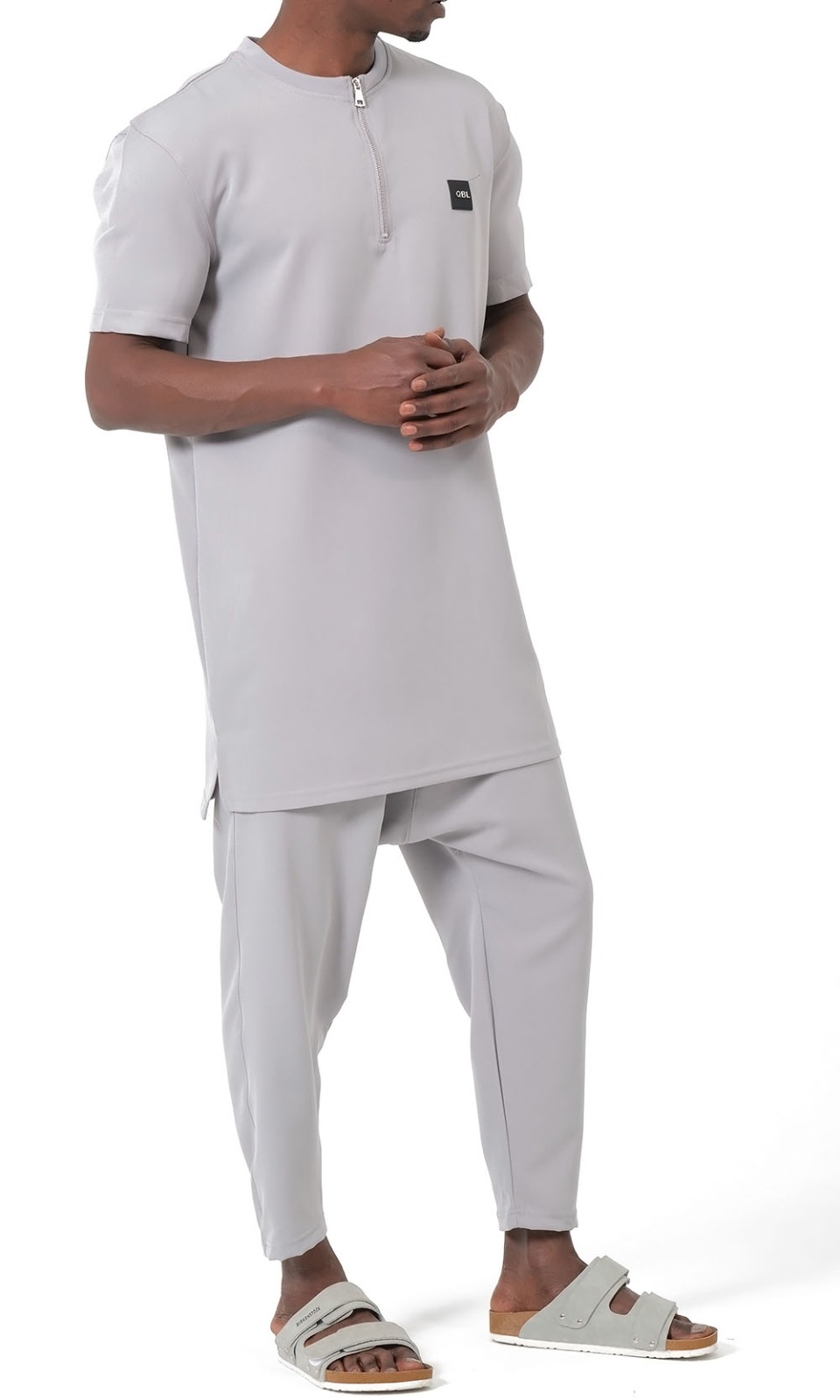 Ensemble Qamis Court Silent gris Qabail — porté tenue moderne polyvalente homme