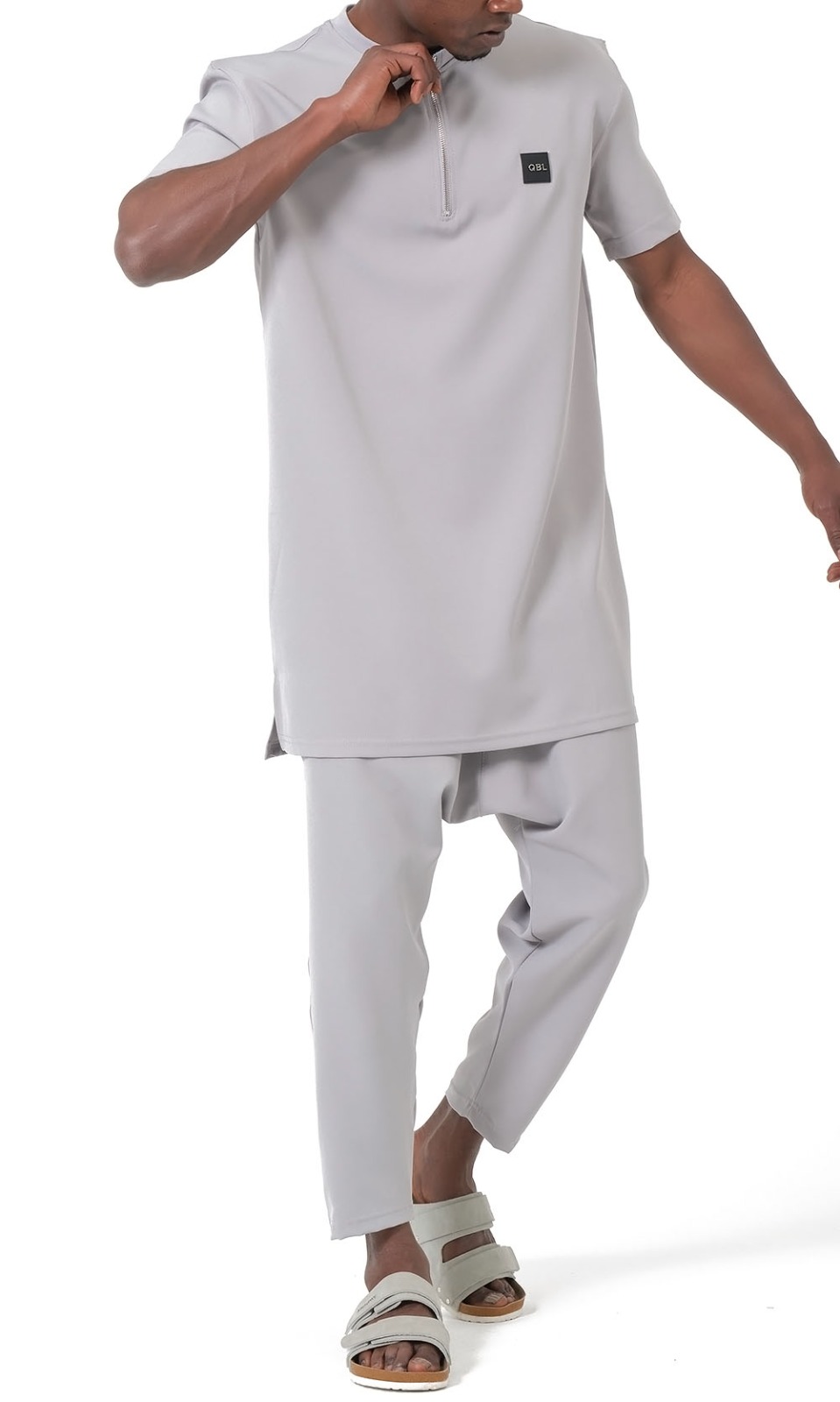 Ensemble Qamis Court Silent gris Qabail — tissu Double polyester fluide qualité premium