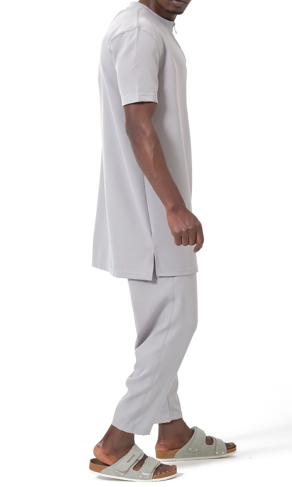 Ensemble Qamis Court Silent gris Qabail — vue lifestyle été homme modest fashion urbain