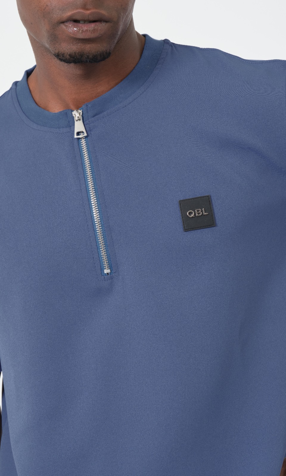 Ensemble Qamis Court Silent indigo Qabail — vue lifestyle bleu profond vendredi homme