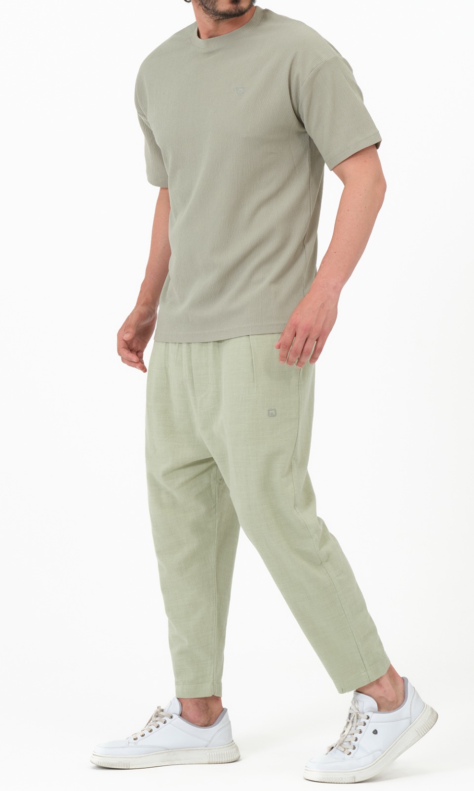 Sarouel Classik Lin vert sauge Qabail — vue lifestyle intérieur nouveauté